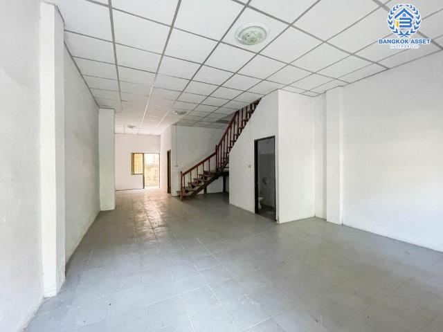 *****ทาวน์โฮมมือสองย่านนนทบุรี ม.ชุมชนวัดสำโรง บางกรวย-ไทรน้อย เนื้อที่กว้างขวางถึง 23.4 ตร.ว. ฟังก์ชัน 3 ห้องนอน 3 ห้องน้ำ 1 ที่จอดรถ บ้านทำเลดี เพียง 10 นาทีก็ถึงรถไฟฟ้าสายสีแดง "สถานีบางบำหรุ" ราคาถูดที่สุดในโครงการ! ห้ามพลาด!